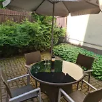 Host Garden شقة *