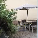 Host Garden Apartment *