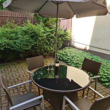 Host Garden Apartment *