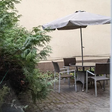 Host Garden Apartment *